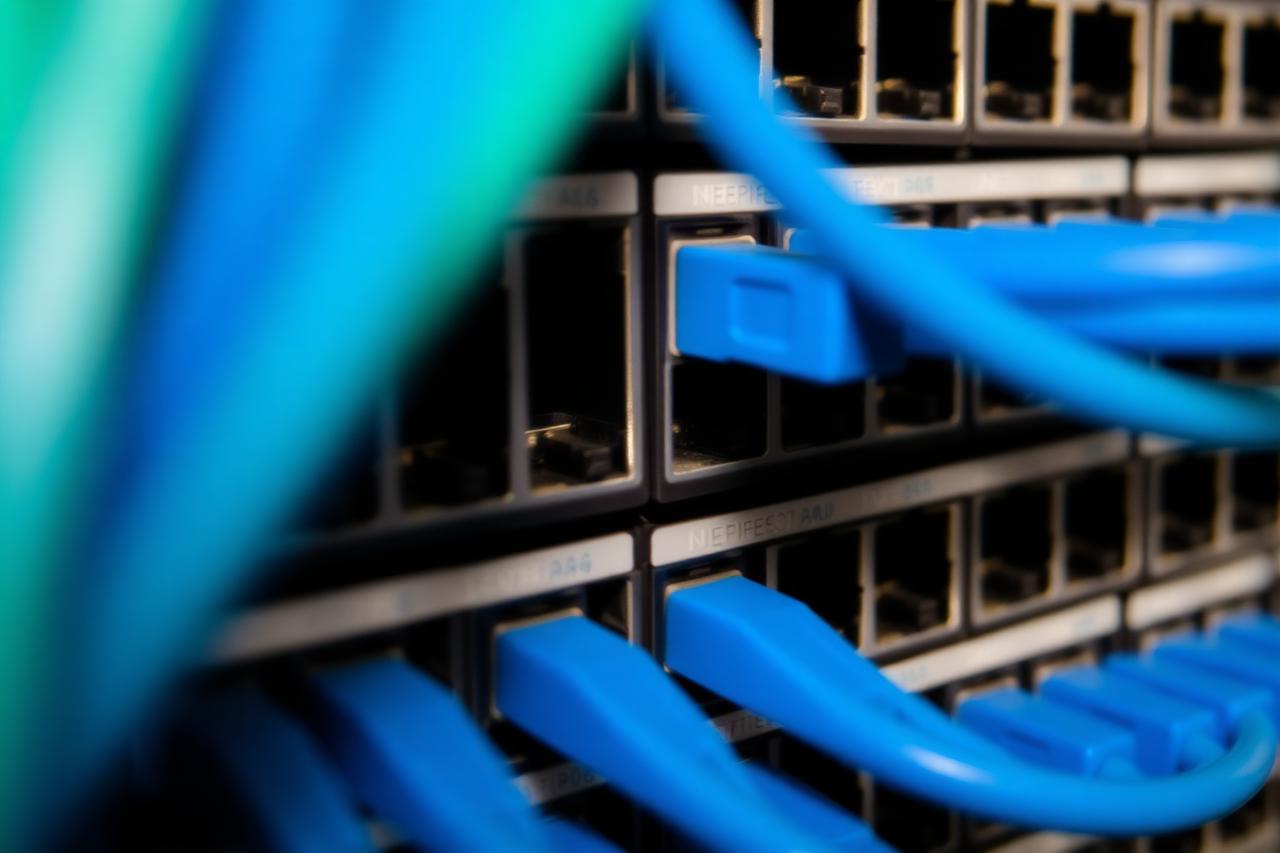 Panneau de brassage réseau raccordé dans une baie informatique